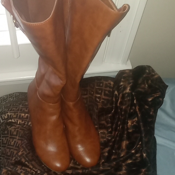 Women Boots worn once - Picture 1 of 4